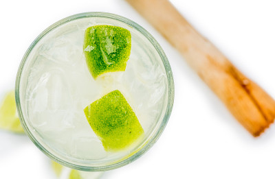 在白色背景上分离的caipiinha(选择性聚焦;特写镜头)