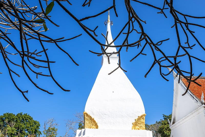 (Phra that Si Song Rak)著名的白塔是一座佛教寺庙，是泰国罗依省的主要旅游景点。