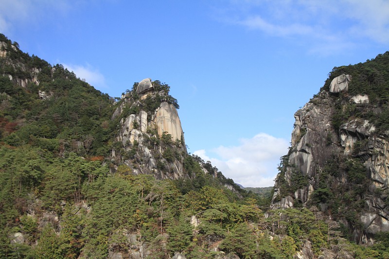 三竹Shosenkyo峡谷和角楼与红色秋叶