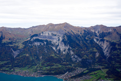 在一个阴云密布的秋日，从伯尔尼高地的阿克萨普山上看到的秋景。