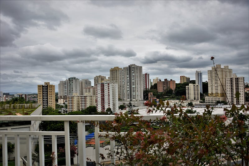 多云的一天，在São José dos Campos的维拉埃玛附近