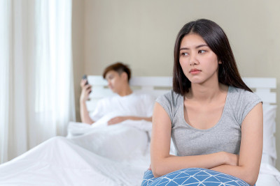 年轻女子厌倦了丈夫沉迷于智能手机
