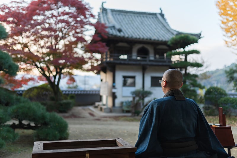 佛教僧人在秋寺表演禅宗