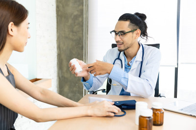 医生的手持视图测量他的病人的压力。医护人员在检查一个年轻人的血压或其他健康的东西。