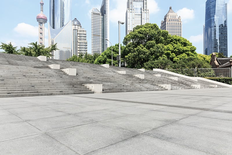 空旷的城市广场道路和现代商业建筑的上海风景