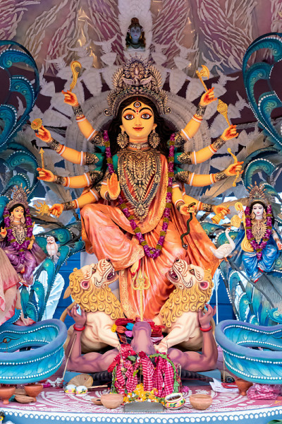 女神杜尔迦神像装饰杜尔迦Puja pandal，在彩色的光，在加尔各答，西孟加拉邦，印度。杜尔迦礼拜