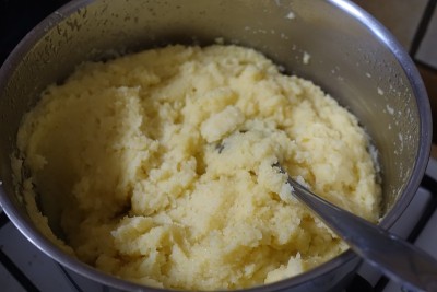 用小麦粉和磨碎的格鲁耶尔干酪在平底锅里煮的玉米粥