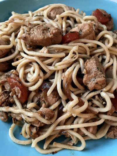 特写鸡肉面条