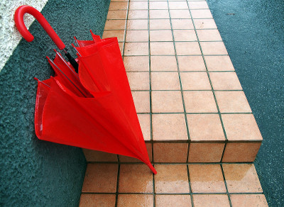 红伞在雨中