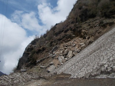 锡金的甘托克山。山和路被雾、雪和云所覆盖。