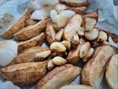 加黄油的土豆和大蒜，用酒做成的烤肉