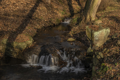 冬天的早晨，在Perstejn村的Hucivy creek