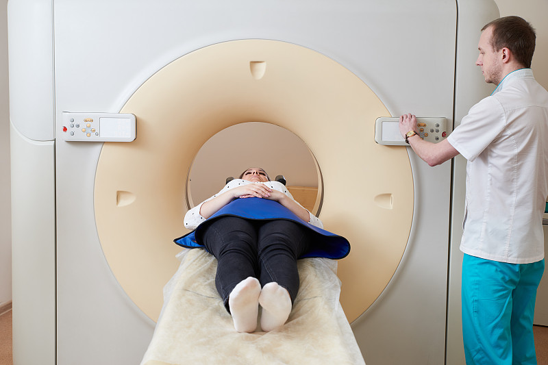 女性患者正在医院接受核磁共振成像。医疗设备和保健概念