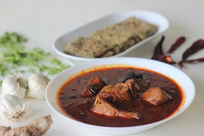 用全麦面粉、亚麻籽和新鲜香菜叶制成的印度扁面包，配红肉汁鱼咖喱