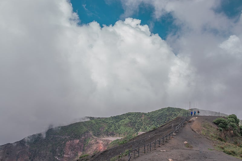 在伊拉苏火山国家公园-卡塔戈-哥斯达黎加-中美洲，主要火山口周围有少量植被、岩石和沙质地形和蓝天