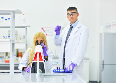 在实验室工作的一群人