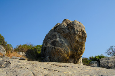 山峰映衬着蓝天