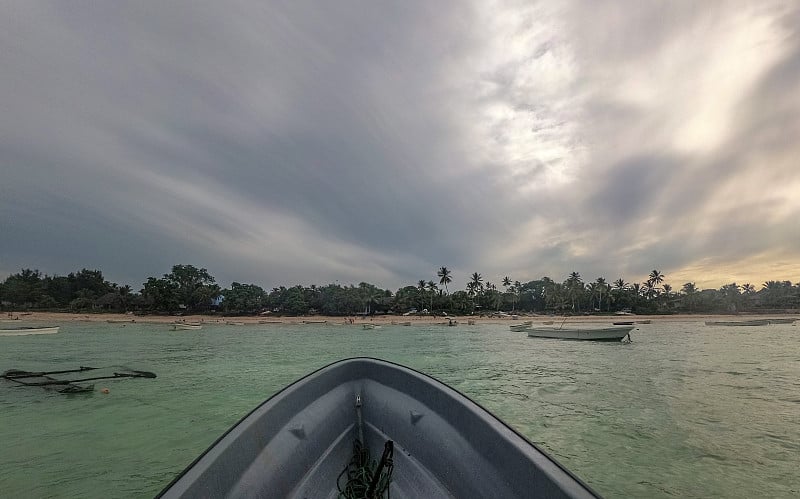 乘船环岛旅行，第一人称视角