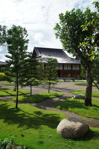 外观建筑设计采用传统东方风格建筑，以日本设计的多云蓝天和绿色园林公园布置