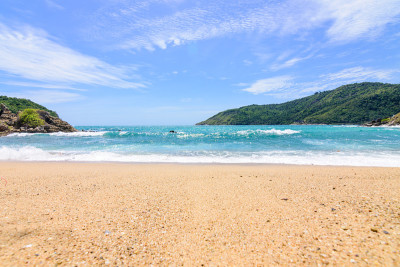 海滩上美丽的波浪，清澈的海水
