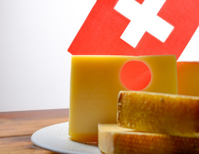 瑞士奶酪的分类:Emmental或Emmentaler中等硬度的圆孔奶酪，Gruyere, appe