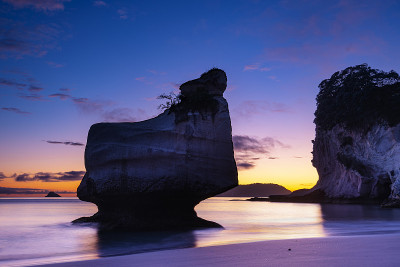 早上在新西兰Hahei附近的Cathedal Cove