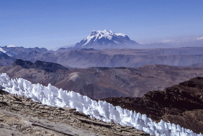 怀纳山的顶峰Potosì从玻利维亚的恰卡塔亚滑雪胜地看到。