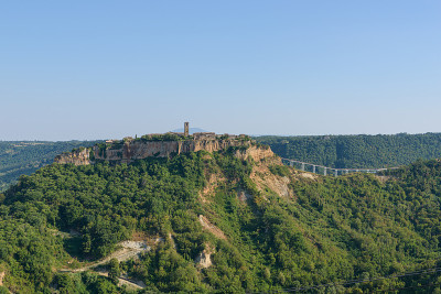 Cività di Bagnoregio村的悬崖上，拉齐奥，意大利