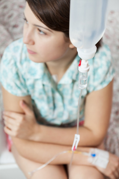女孩正在静脉注射