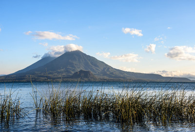 危地马拉阿提特兰湖的两座火山
