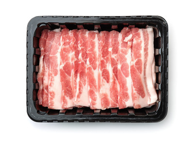 俯视图的塑料一次性托盘与生的切片培根
