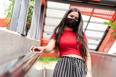 电梯上的拉丁女孩