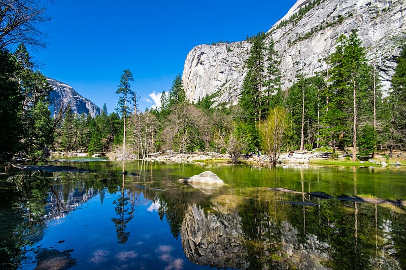 约塞米蒂国家公园的镜湖风景