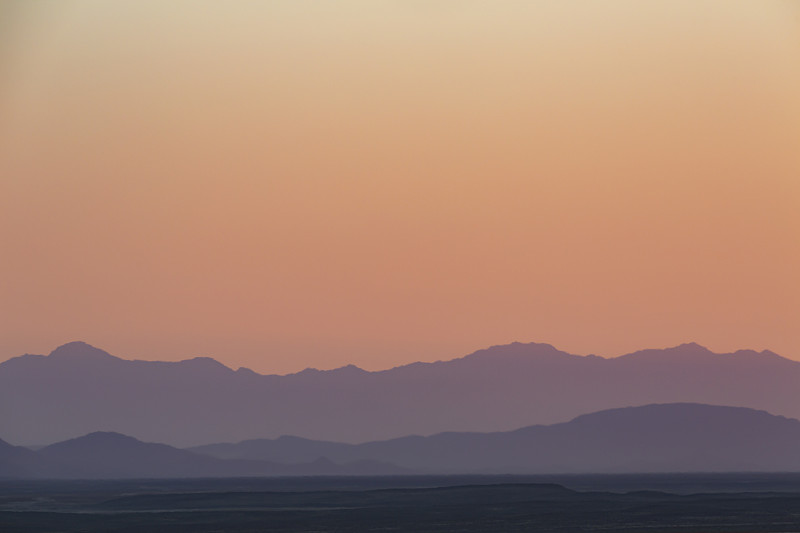 群山之上的夕阳背景