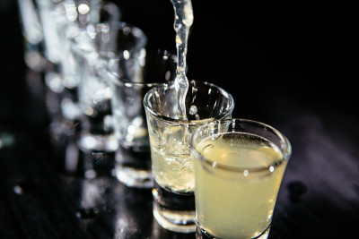 酒保在做玛格丽塔酒