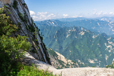 中国的华山，千山万水下的蓝天白云