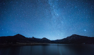 山和星星的倒影