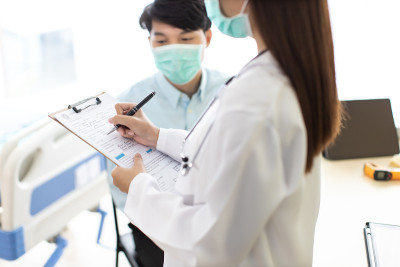 手持医生测量病人的压力。医疗工作者在检查血压或其他健康的年轻人期间。