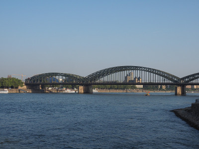 霍亨索伦桥(Hohenzollern Bridge)位于科莱茵河上