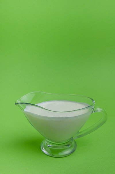 乳制品新鲜酸奶油在绿色的背景