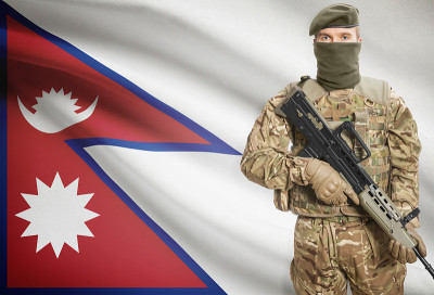 士兵拿着带旗帜的机枪在背景系列-尼泊尔