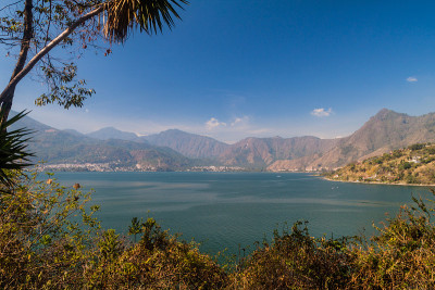 阿提特兰湖和周围的山丘，危地马拉
