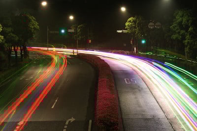 在东京的夜晚，杜鹃花盛开在中央分水岭