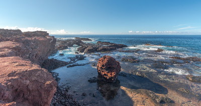 夏威夷拉奈岛外的红色熔岩海景