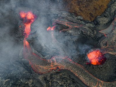 在冰岛法格拉达尔火山喷发的熔岩上飞行，冰岛
