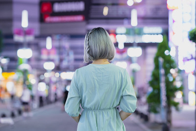 一名年轻女子晚上在东京摆造型