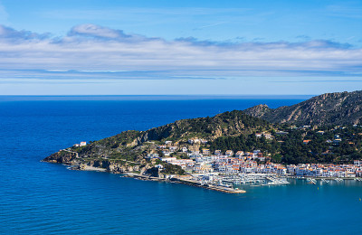 海岸全景，典型的地中海村庄El Port de la Selva, Costa Brava，西班牙加