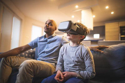 带VR眼镜的孩子