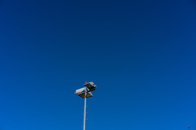 灯杆和湛蓝的天空