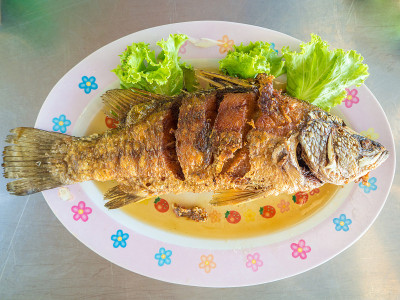 泰式炸鱼套餐。